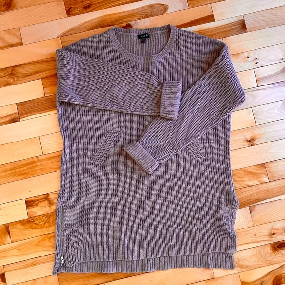 Over sized Knitted Cozy Sweater For Sale! - Picture 5 of 9